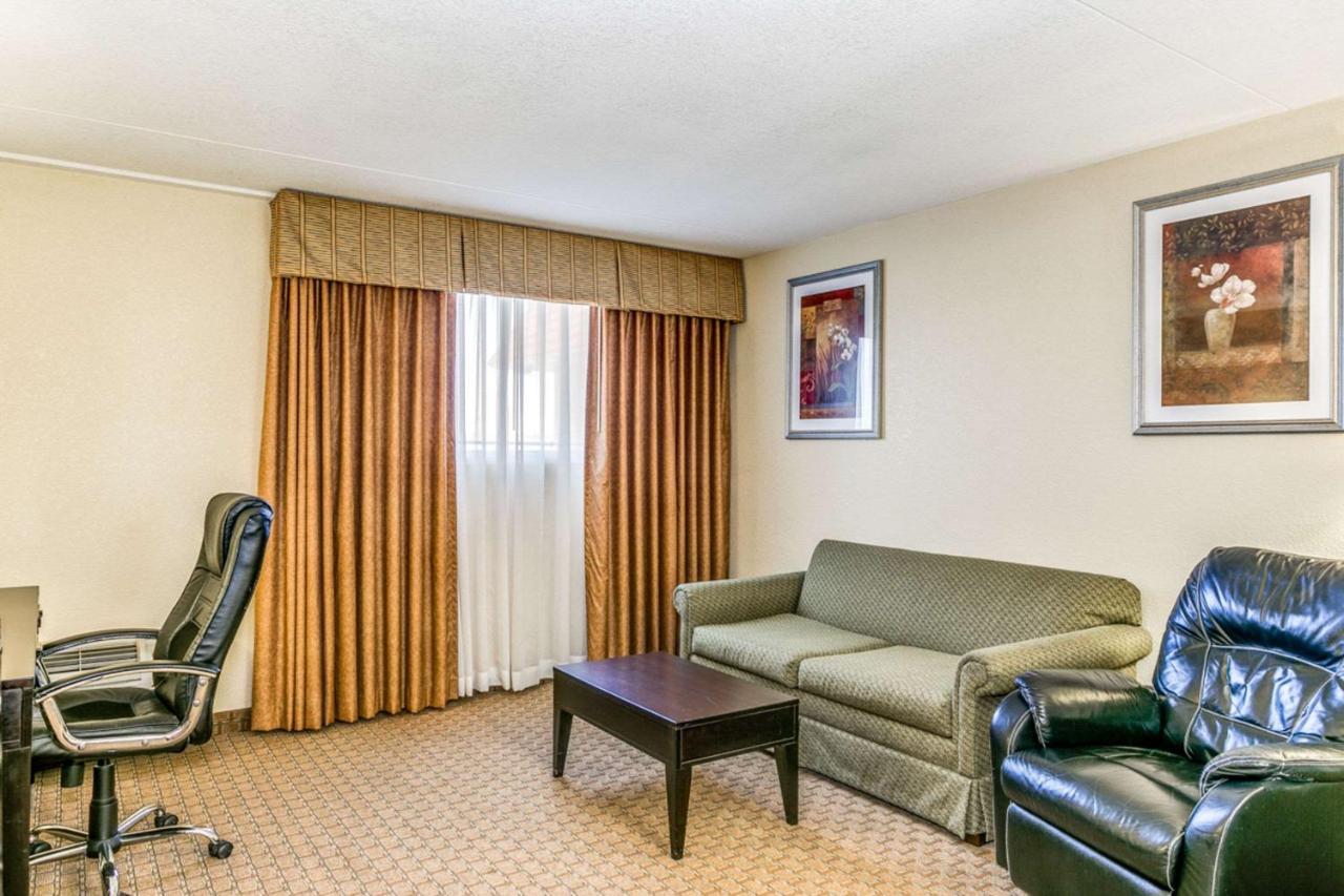 Готель Wingate By Wyndham Wichita Airport Екстер'єр фото