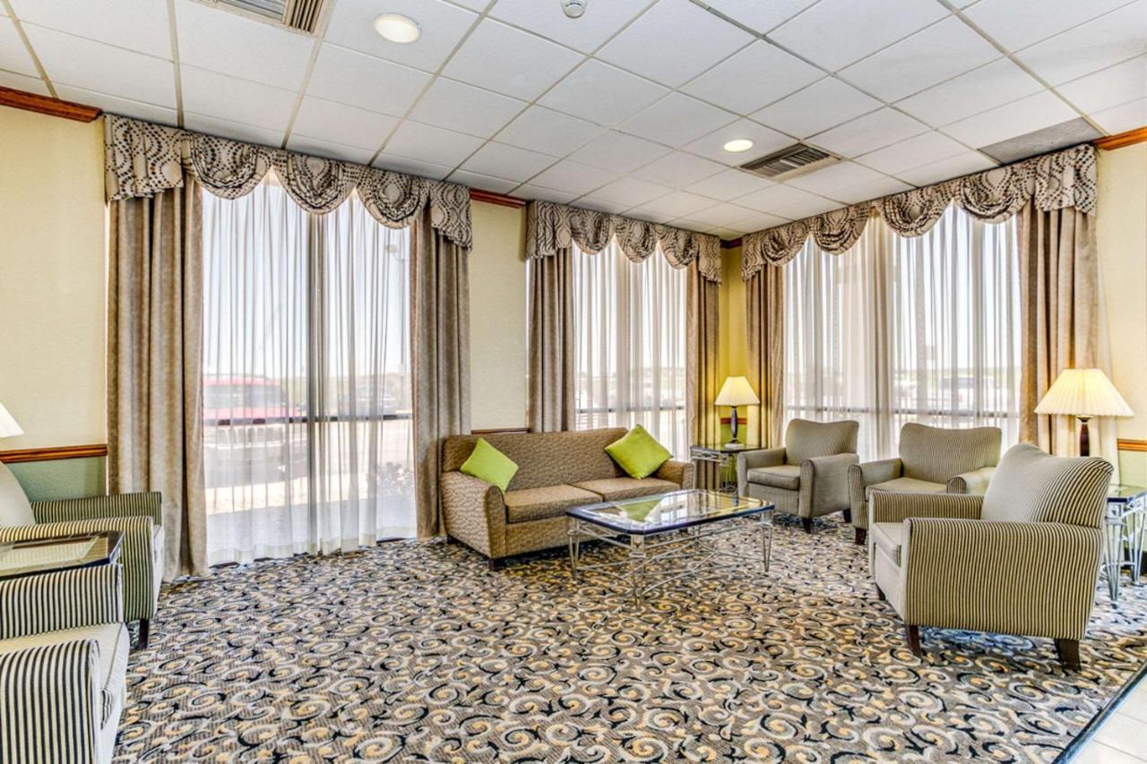 Готель Wingate By Wyndham Wichita Airport Екстер'єр фото